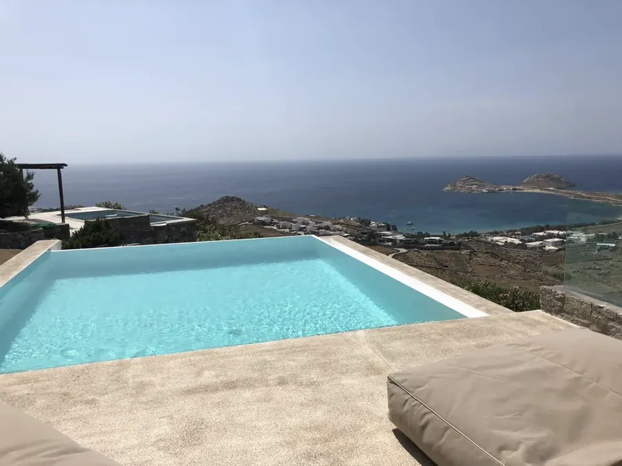 Πισίνα υπερχείλισης με θέα στη θάλασσα