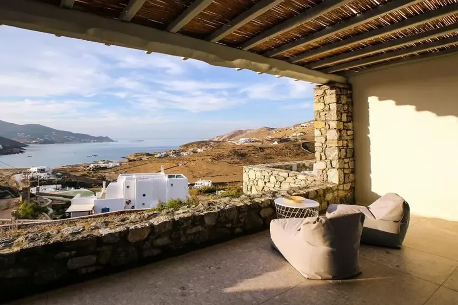 Στεγασμένη βεράντα βίλας με θέα στην ακτογραμμή