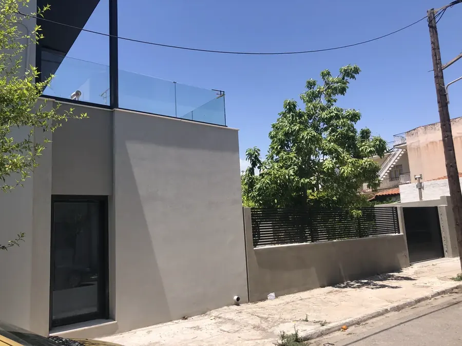 Πεζοδρόμιο δίπλα σε κατοικία και φυτεμένο τοίχο αυλής