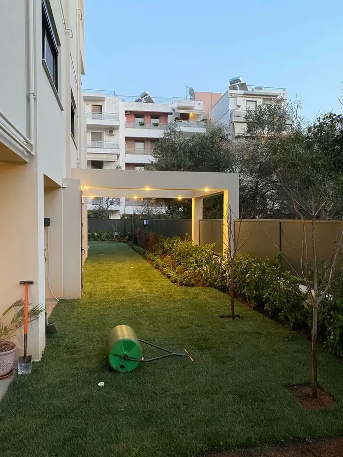 Στενός κήπος ανάμεσα σε κτίρια κατοικιών