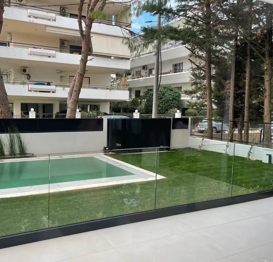 Γκαζόν και πισίνα σε αυλή κατοικιών