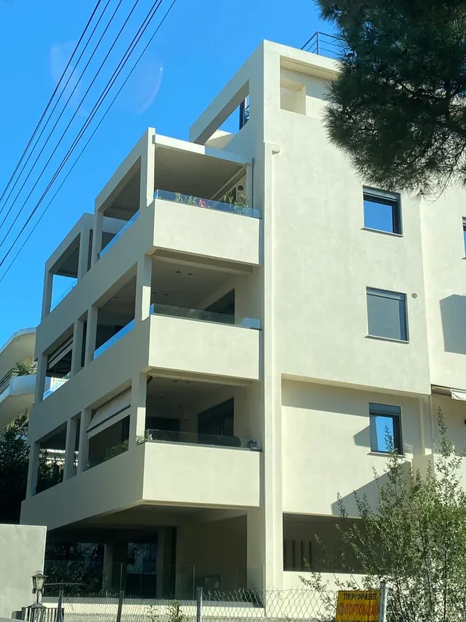 Λευκή γωνία κατοικιών με ψηλά παράθυρα