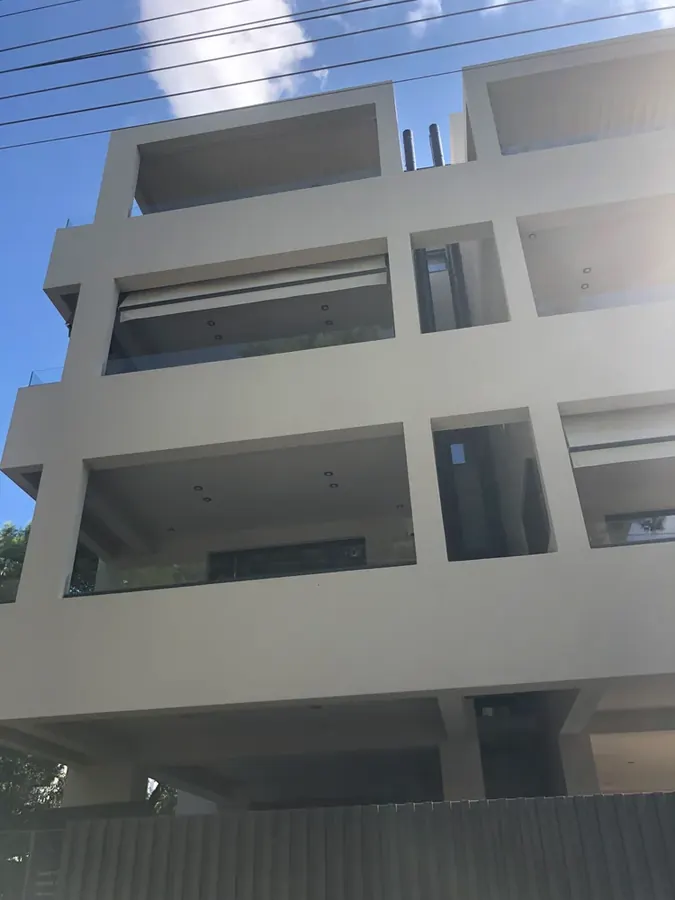 Λευκή όψη διαμερισμάτων από το επίπεδο του δρόμου