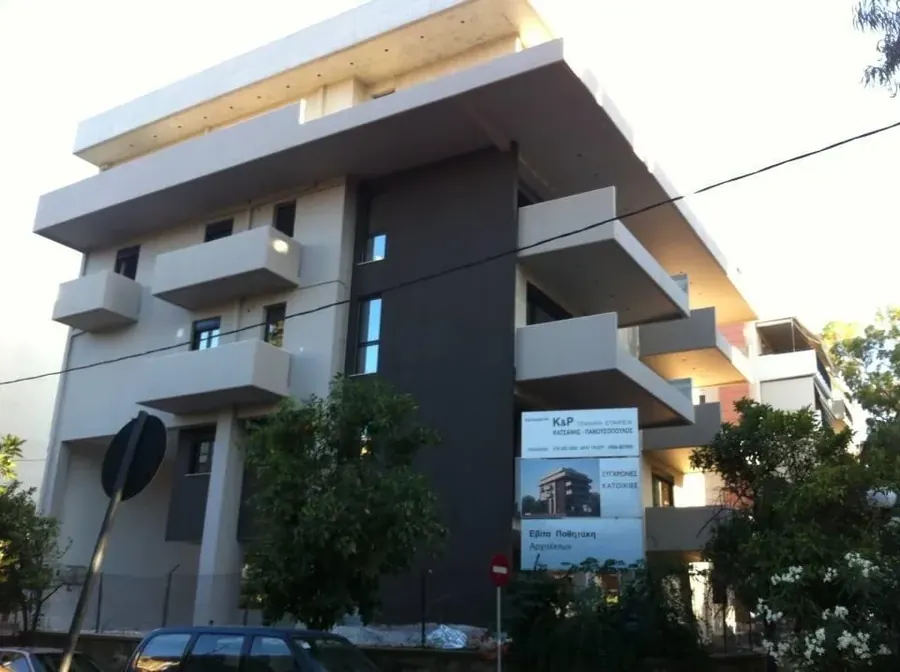 Λευκή κατοικία με σκούρα σκίαστρα μπαλκονιών