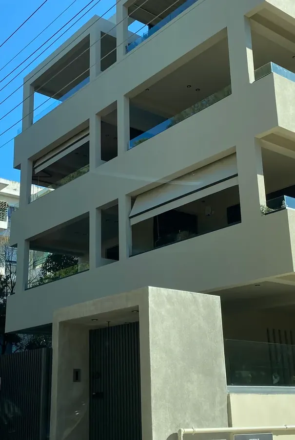 Βαθιά μπαλκόνια σε ανοιχτόχρωμη όψη κατοικιών