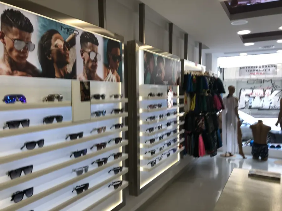 Εσωτερικός χώρος καταστήματος με επιτοίχια ράφια προβολής