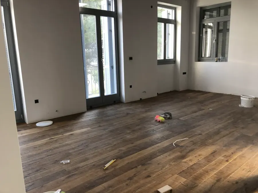Φωτεινός εσωτερικός χώρος υπό διαμόρφωση με φαρδιές μπαλκονόπορτες