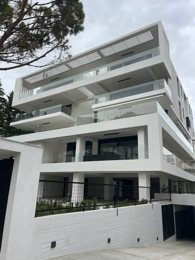 Λευκά μπαλκόνια που προεξέχουν πάνω από είσοδο