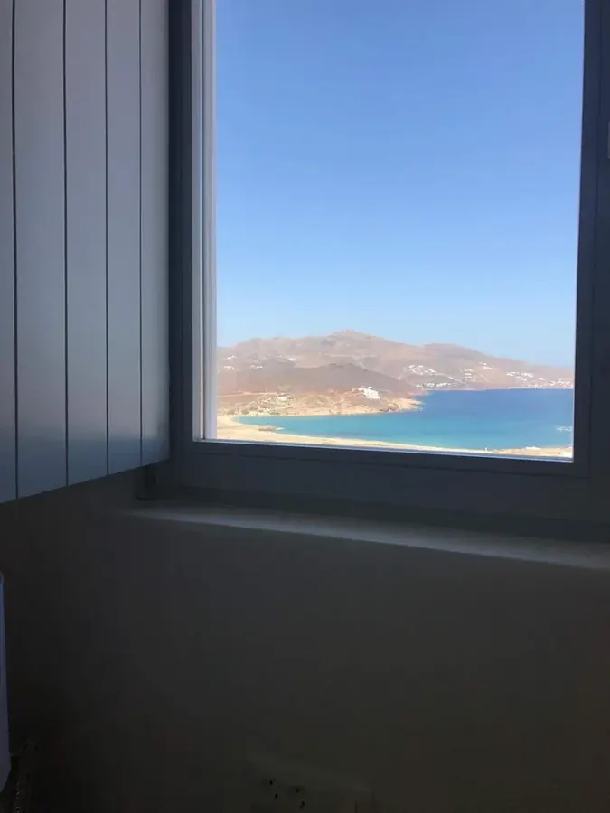 Θέα προς την ακτή μέσα από παράθυρο