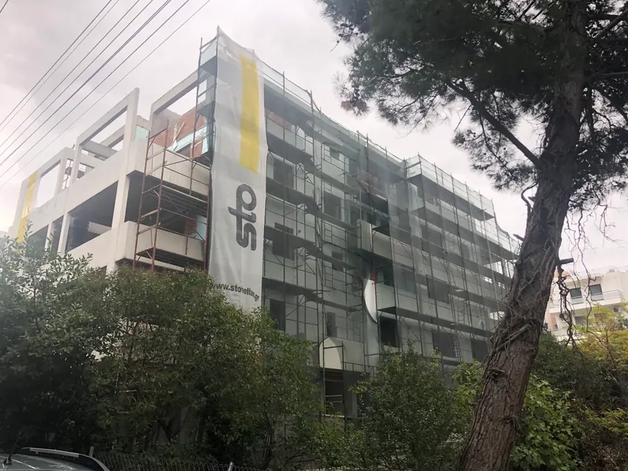 Κτίριο κατοικιών με περιμετρικές σκαλωσιές κατασκευής