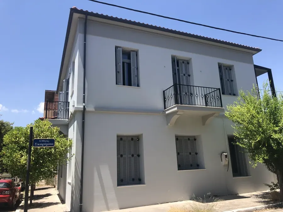 Διώροφη κατοικία με ισόγεια είσοδο σε εσοχή