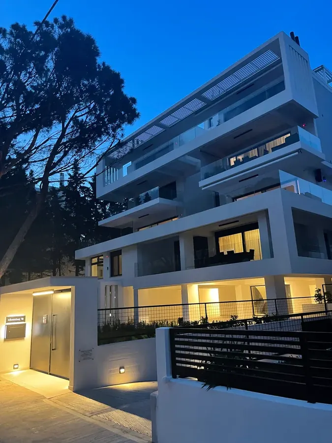 Όψη κατοικιών και φωτισμός εισόδου το σούρουπο