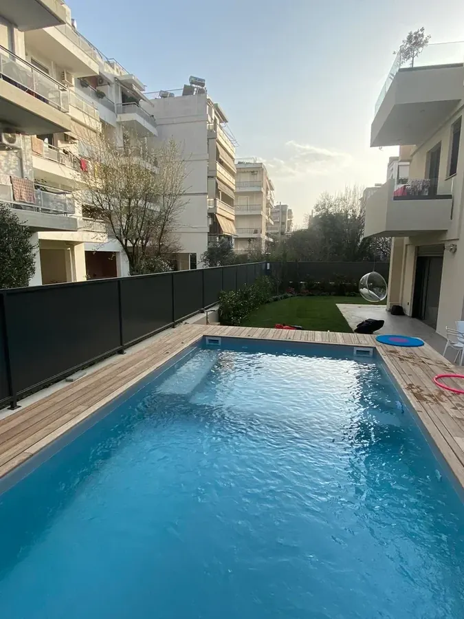 Πισίνα ανάμεσα σε κτίρια κατοικιών