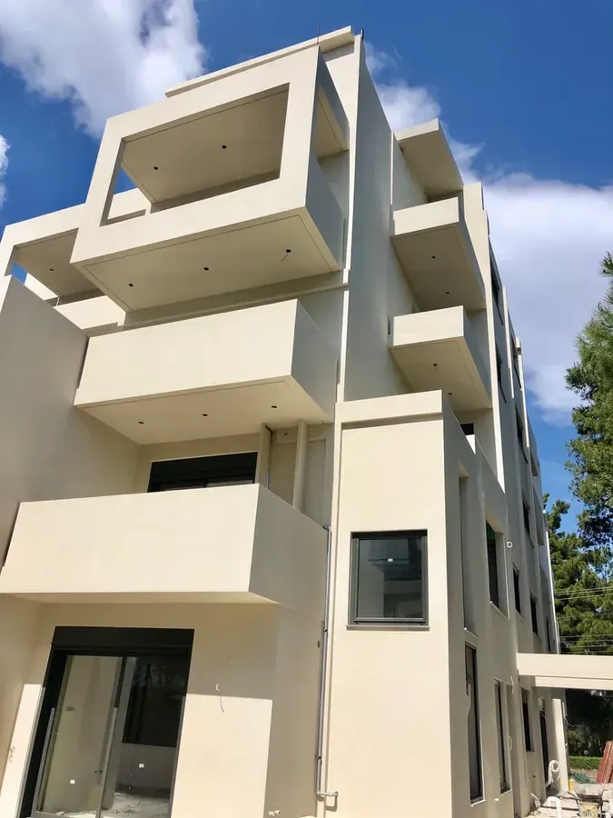 Στενή όψη κατοικιών με προεξέχοντα μπαλκόνια