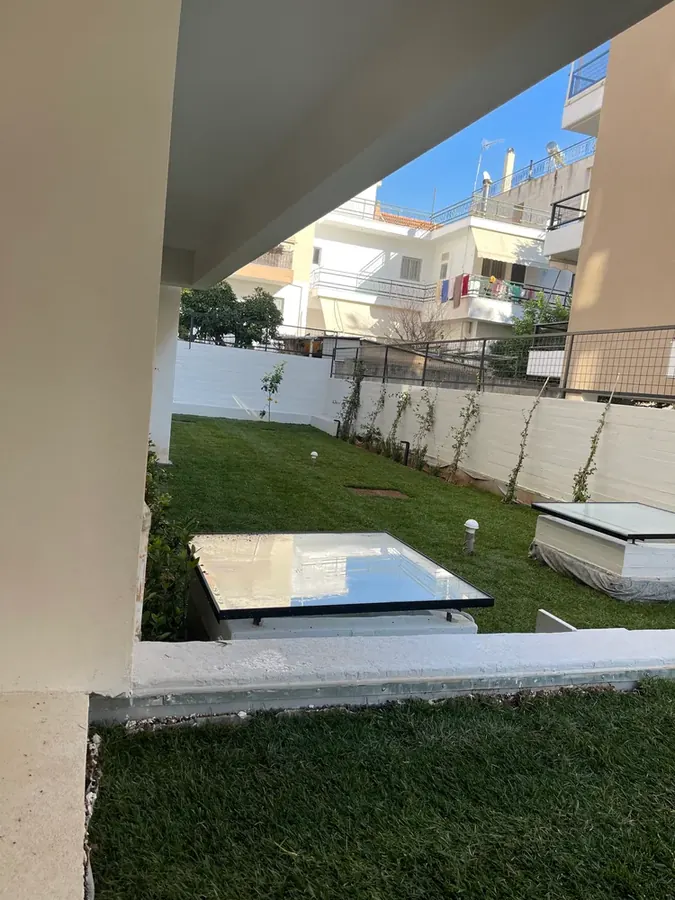 Κήπος δίπλα σε στεγασμένη βεράντα και μικρή πισίνα