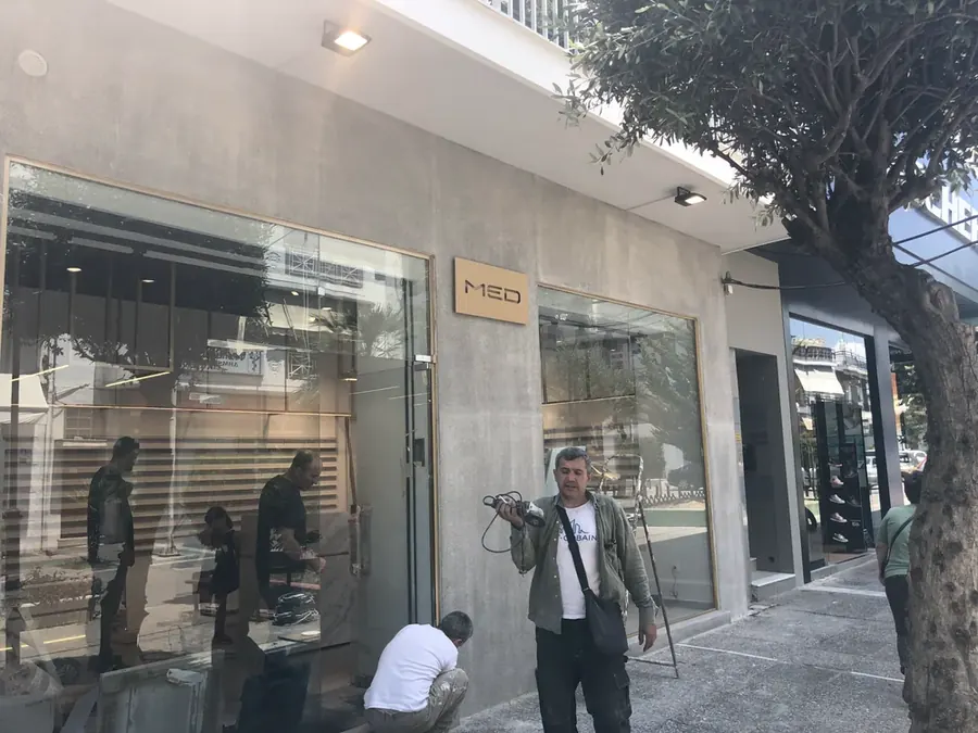 Πρόσοψη καταστήματος κατά τις εργασίες ανακαίνισης