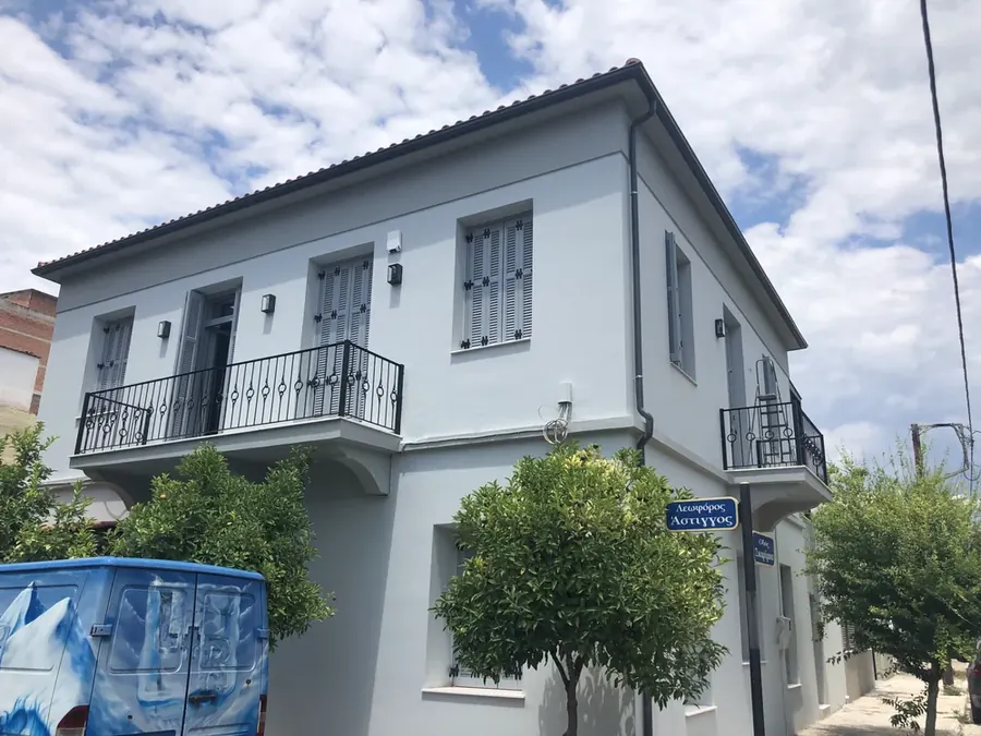 Διώροφη κατοικία με μπαλκόνια και φυτεμένο όριο